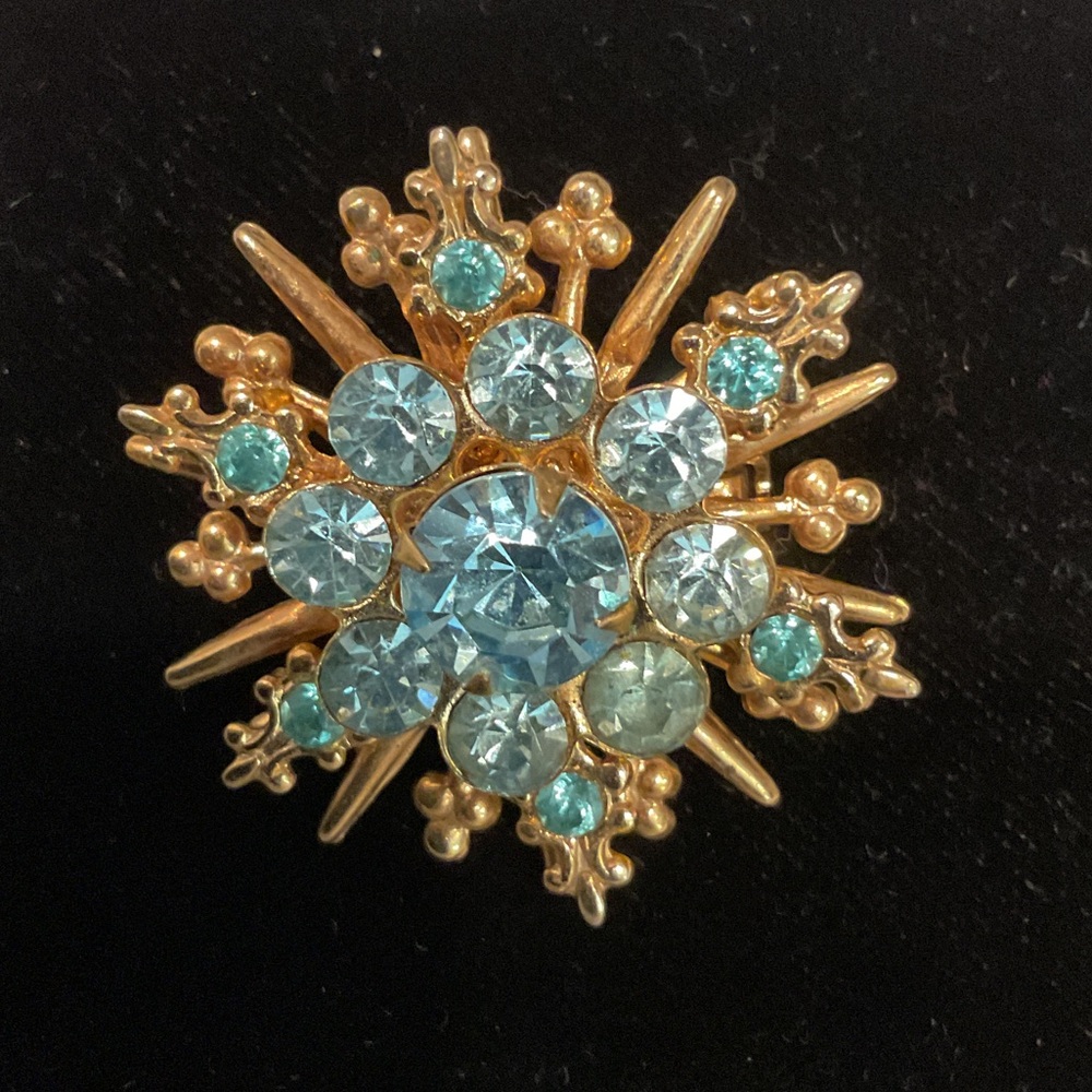 Elegant Gold and Blue Brooch - Picture 3 of 4